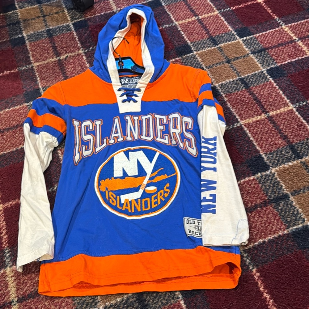 Boys never worn New York Islander hockey shirt size small